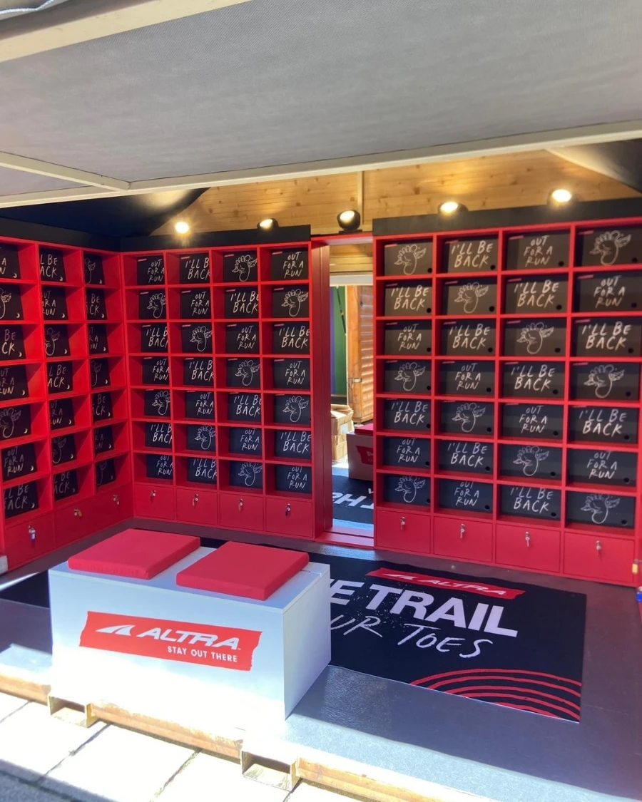 arredo-espositore-scarpe-altra-running-utmb